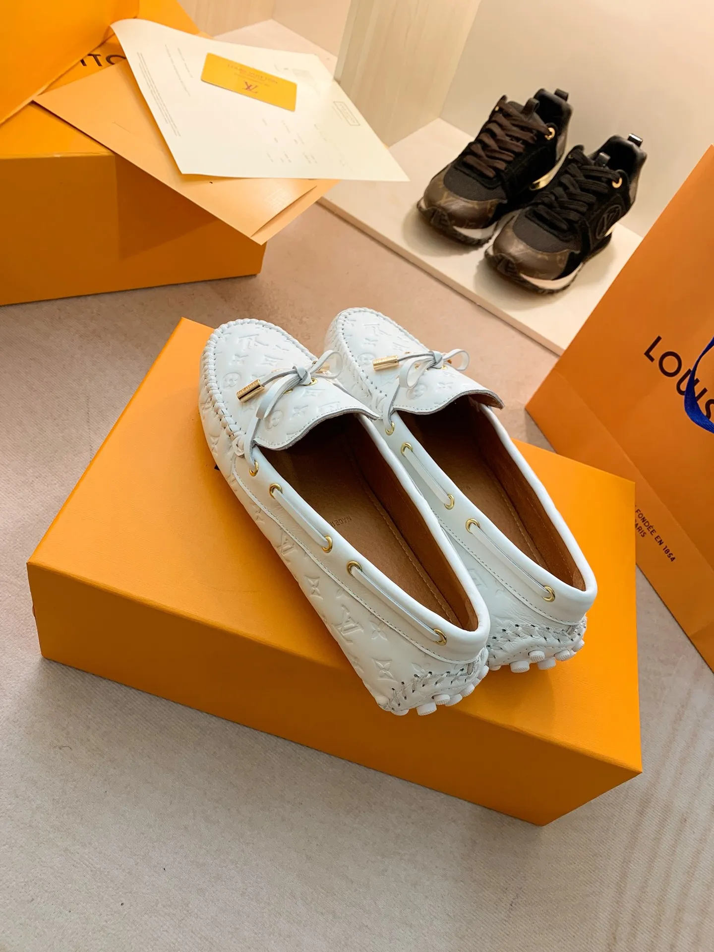 p460💰Couple model❤️🇫🇷 𝙇𝙤𝙪𝙞𝙨 𝙑𝙪𝙞𝙩𝙩𝙤𝙣 🇫🇷Louis Vuitton 2023 Classic𝓛𝓿 𝓣𝓻𝓪𝓲𝓷𝓮𝓻 Sports Series ➪➪➪¯ [Arizona Doudou Shoes Series] ▪️▪️▪️Arizona slip-on shoes are made of Monogram Eclipse canvas. Its hand-painted and dyed edges and hand-sewn uppers fully demonstrate Louis Vuitton's traditional shoemaking craftsmanship. This slip-on shoe is very lightweight. The integrated tongue and upper make it particularly comfortable and flexible. The soft outsole is equipped with rubber padding. Decorated with matching sash. Detailed features: ☑️Monogram Eclipse canvas ☑️Black Eclipse pattern ☑️Hand-painted shoe edges ☑️Hand-sewn uppers (each pair takes time to process) ☑️Integrated tongue and upper construction ☑️Outsole equipped with rubber lining ☑️size: 35_46